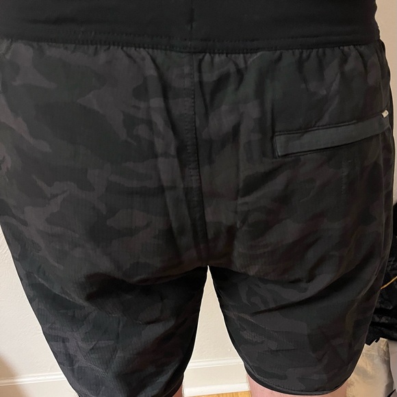 Vuori Men Gray Camo Print Stockton Compression Layered Shorts 6” V346 Large - Picture 6 of 10